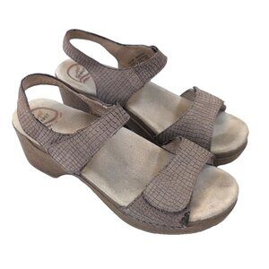 DANSKO Sonnet Leather Clog Sandal Croc Embossed Brown Womens 38 (US 7.5-8)
